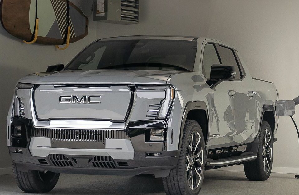 GMC 正在向客戶交付 Sierra EV 電動皮卡車