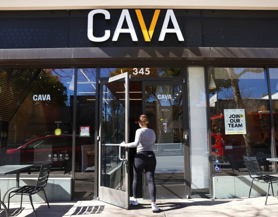 Cava 的成功推出提高了連鎖餐廳的收入