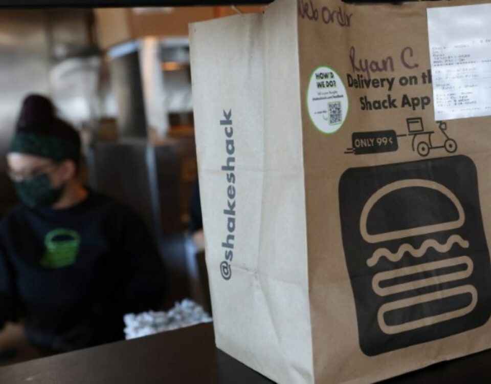 Shake Shack 和 Serve Robotics 在洛杉磯推出自動人行道機器人採購服務