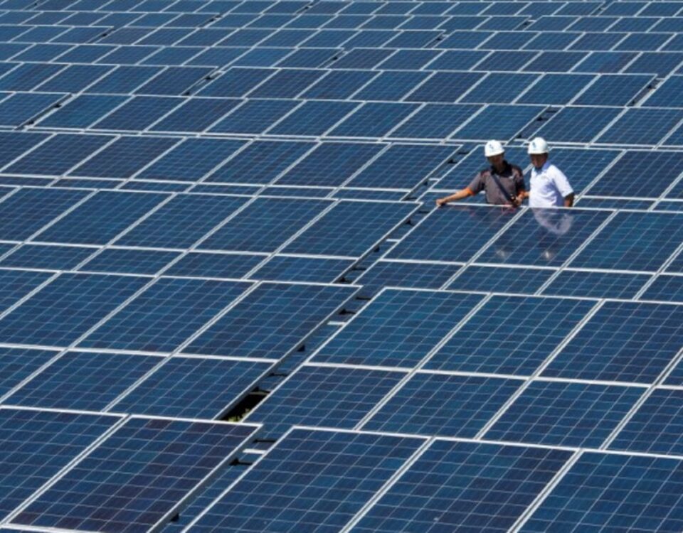 官員表示，外交人員將太陽能發電廠的當地含量要求降低至20%