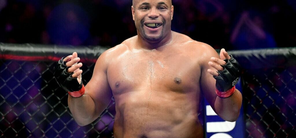 丹尼爾·科米爾（Daniel Cormier）在關於梅拉布·德瓦利甚維利（Merab Dvalishvili）晉級的辯論中對MMA傳奇人物說“你不是巔峰硬”