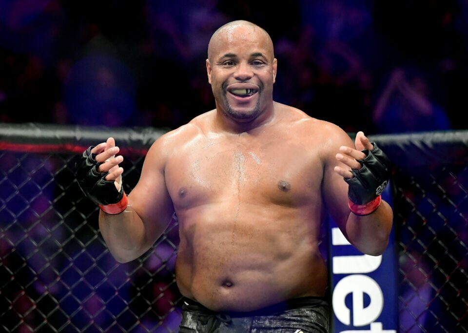 丹尼爾·科米爾（Daniel Cormier）在關於梅拉布·德瓦利甚維利（Merab Dvalishvili）晉級的辯論中對MMA傳奇人物說“你不是巔峰硬”