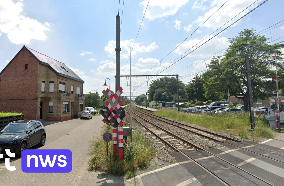 Trein rijdt auto aan in Asse, geen gewonden maar treinverkeer wel onderbroken tussen Jette en Opwijk