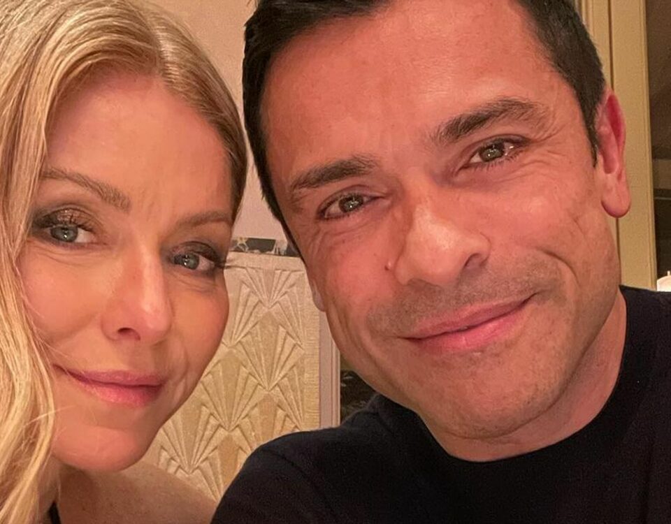 凱莉·裡帕 (Kelly Ripa) 在海灘上曬陽光著親吻的泳裝照片，容光煥發