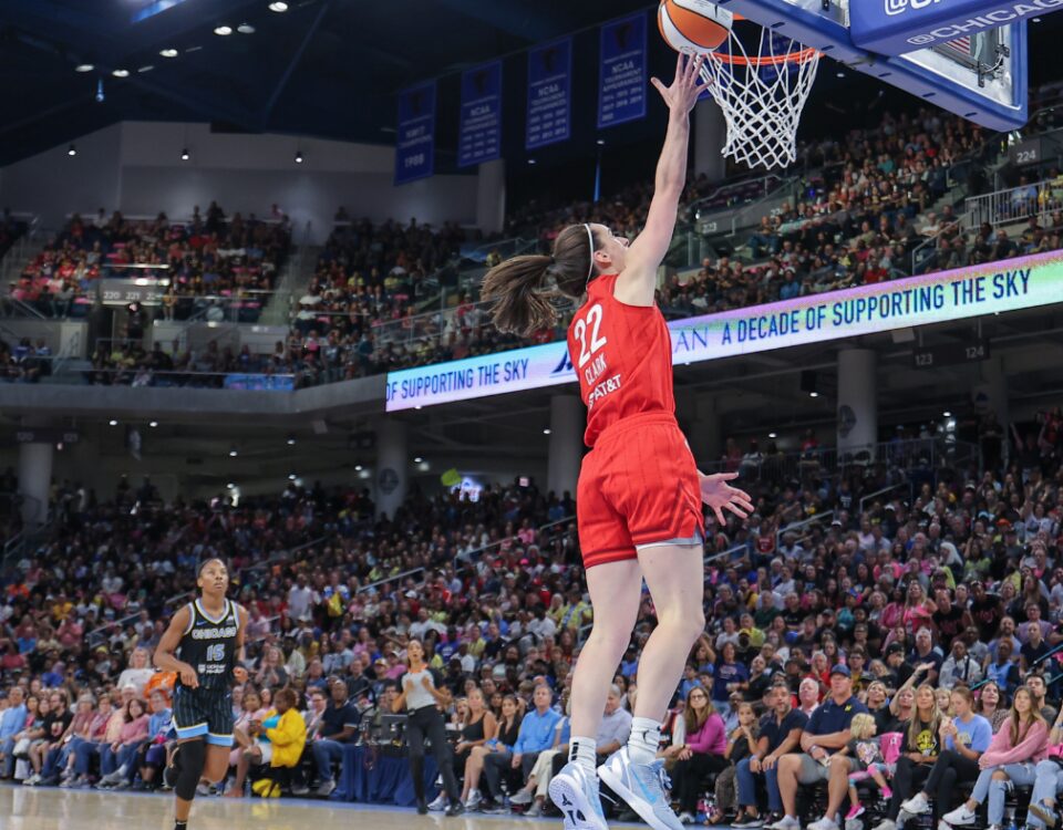 凱特琳克拉克 (Caitlin Clark) 在狂熱戰勝天空隊 (Sky) 的關鍵勝利中明星職業生涯最高表現，受到勒布朗詹姆斯 (LeBron James) 的悲痛