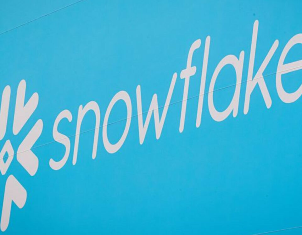 Snowflake上調年度產品收入預測，增加股票獎勵金額