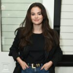 賽琳娜戈梅茲 (Selena Gomez) 證明紅色及膝靴是2024年秋季的時尚單品