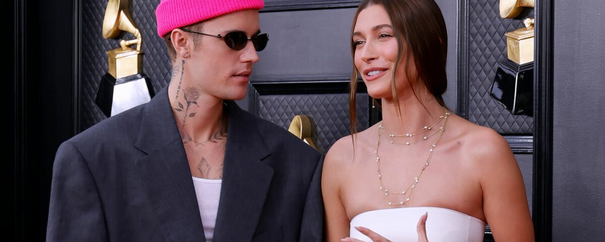 海莉·比伯 (Hailey Bieber) 與丈夫賈斯汀·比伯 (Justin Bieber) 在產後幾週慶祝特殊時刻