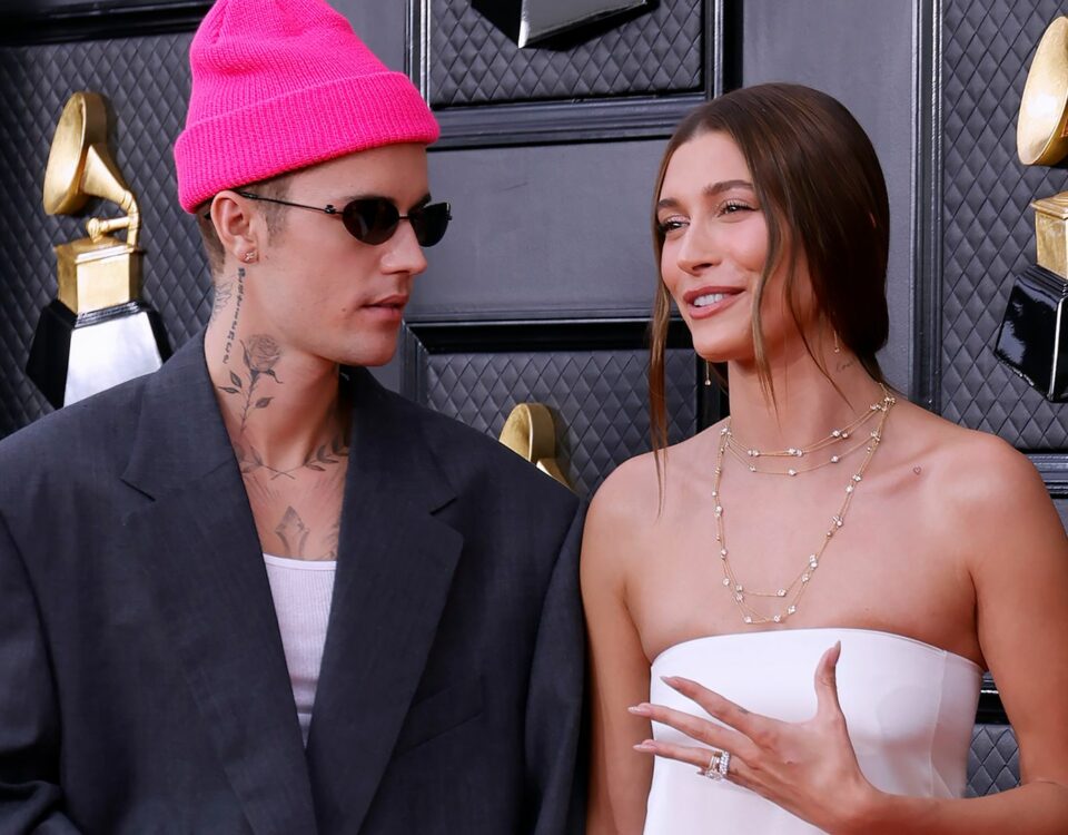 海莉·比伯 (Hailey Bieber) 與丈夫賈斯汀·比伯 (Justin Bieber) 在產後幾週慶祝特殊時刻