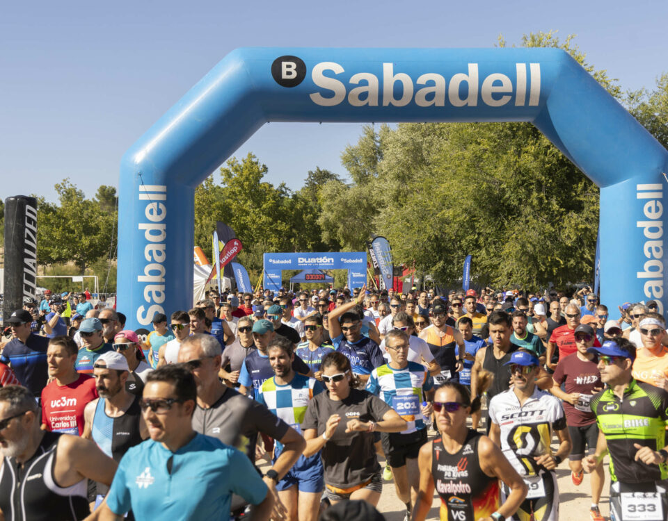 薩瓦德爾雙十字銀行 (Banco Sabadell Duatlón Cross) 的 600 名會員和 100 家企業參與了第一期