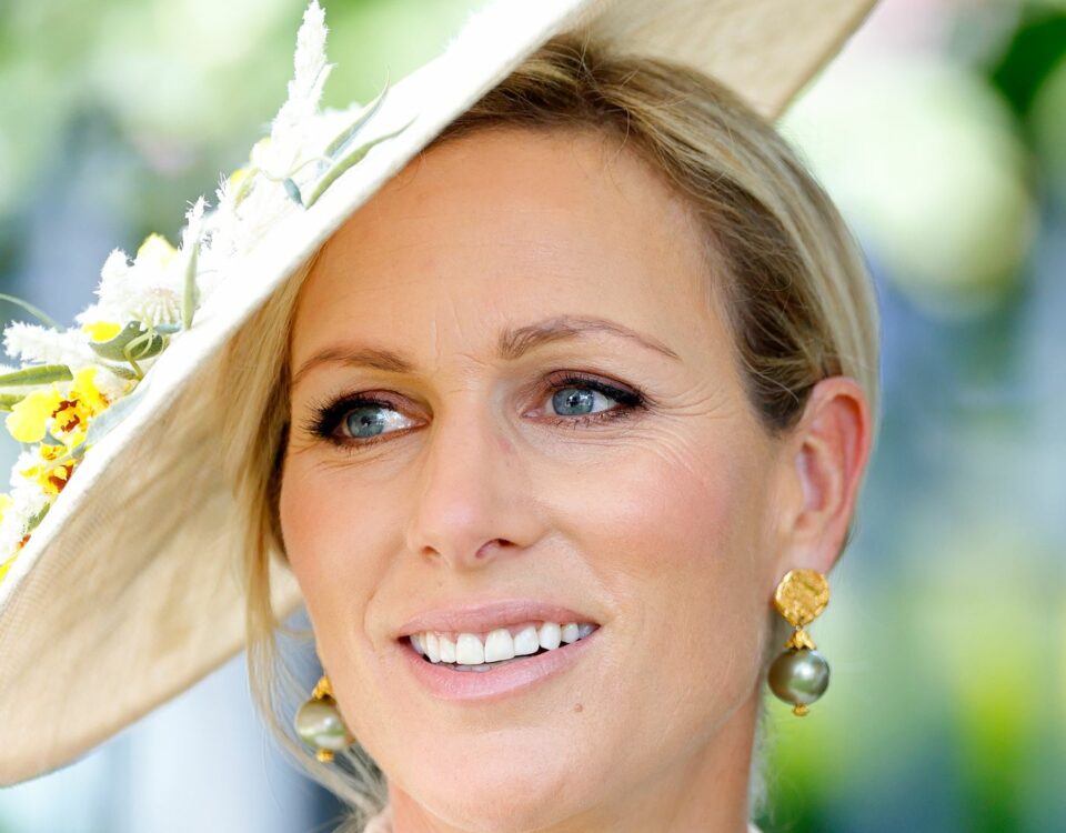 扎拉·廷德爾 (Zara Tindall) 最短的髮型在超別緻的出土照片中如此具有標誌性