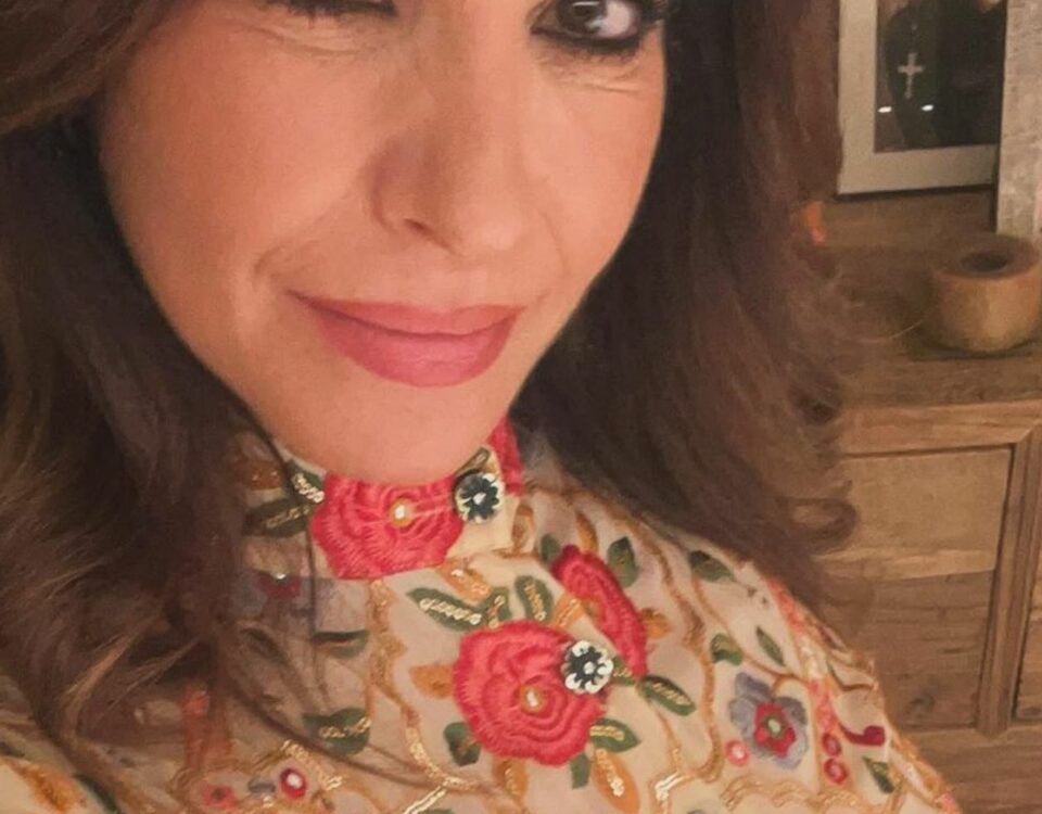 Mariló Montero sorprende con un beautifulelvestidoflore en otoño quefavorece a todas：“Me encantan las flores vivas”