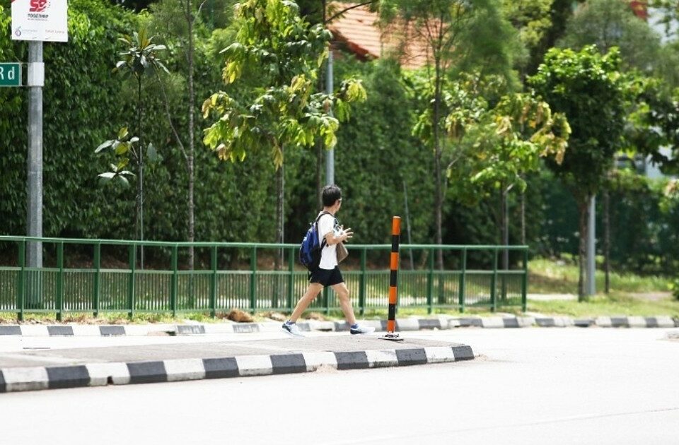 新加坡新聞：即使一月份發生致命事故，行人仍然衝過單一的元慶路，安裝了新欄桿