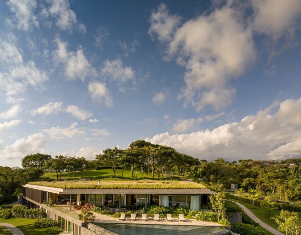 Casas sostenibles: el techo verde de esta vivienda en Brasil es alone una de sus propuestas para vivir de manera responsable (sin renunciar al diseño)