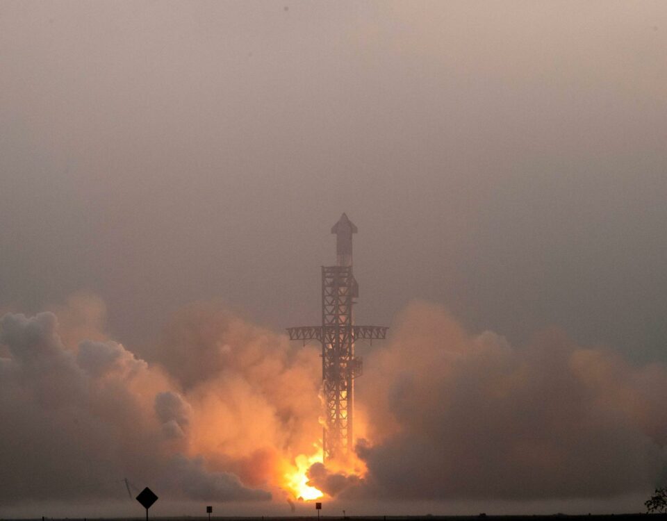 SpaceX-Rakete riss riesiges Loch 在大氣層中發生爆炸