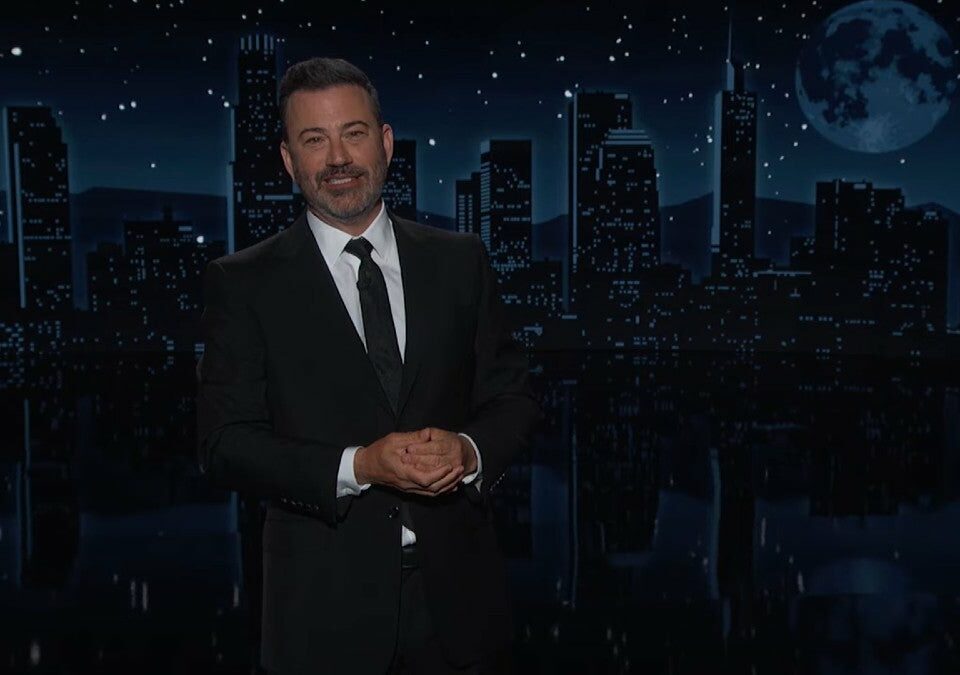 吉米金梅爾（Jimmy Kimmel）表示 JD 萬斯「看起來像是有人要求人工智慧將兩個半男人變成一個人」影片